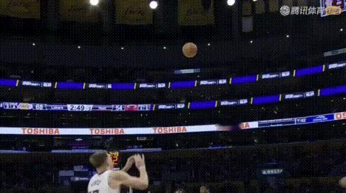 魔术师——东契奇炫酷妙传：空中点传空接、2脑后、超级大横传。
图1：空中点传；图