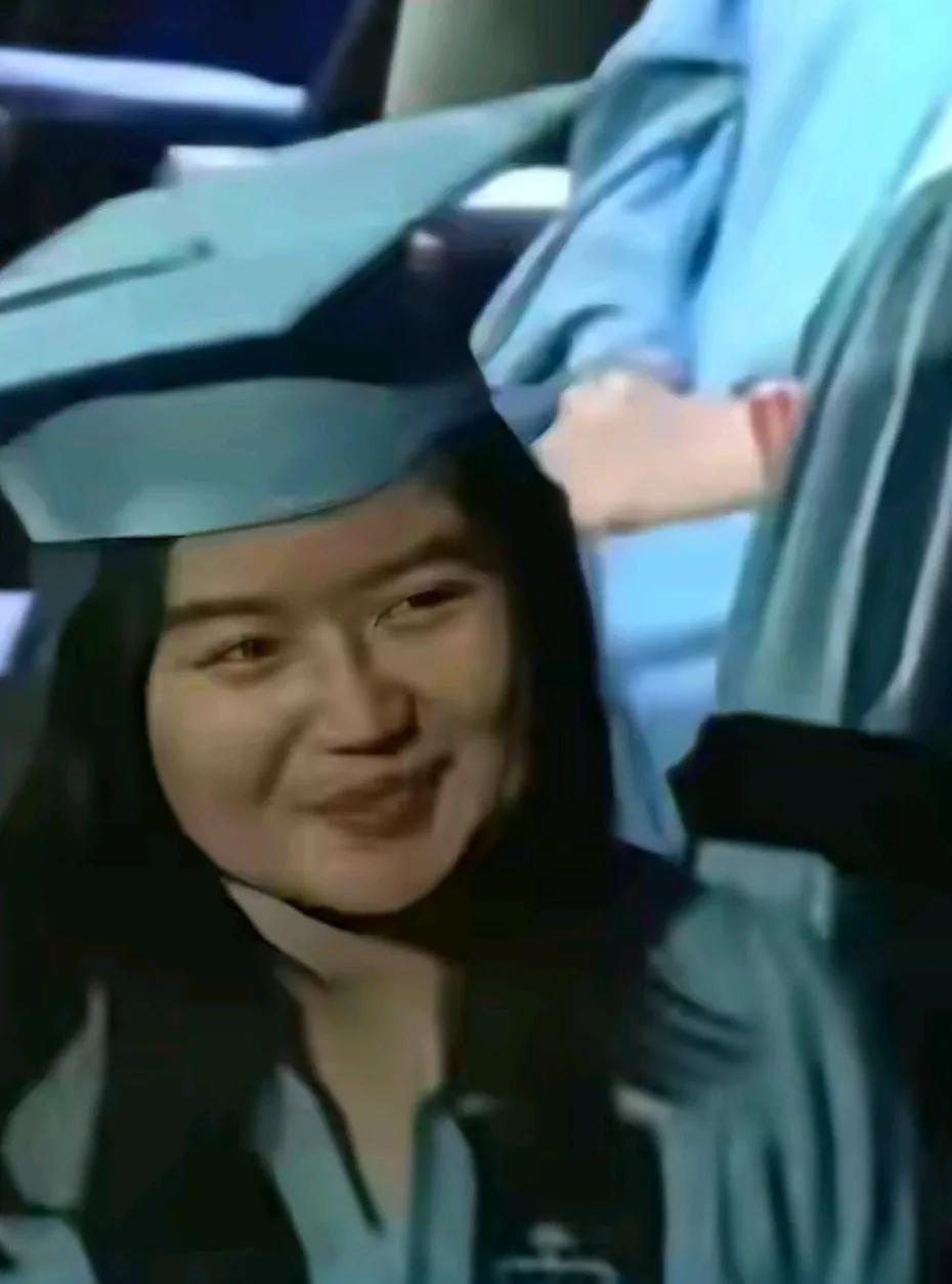 这是董小姐在国外大学毕业典礼上的一张照片，脸大眼睛小，而略有些眼角下垂，嘴巴不正
