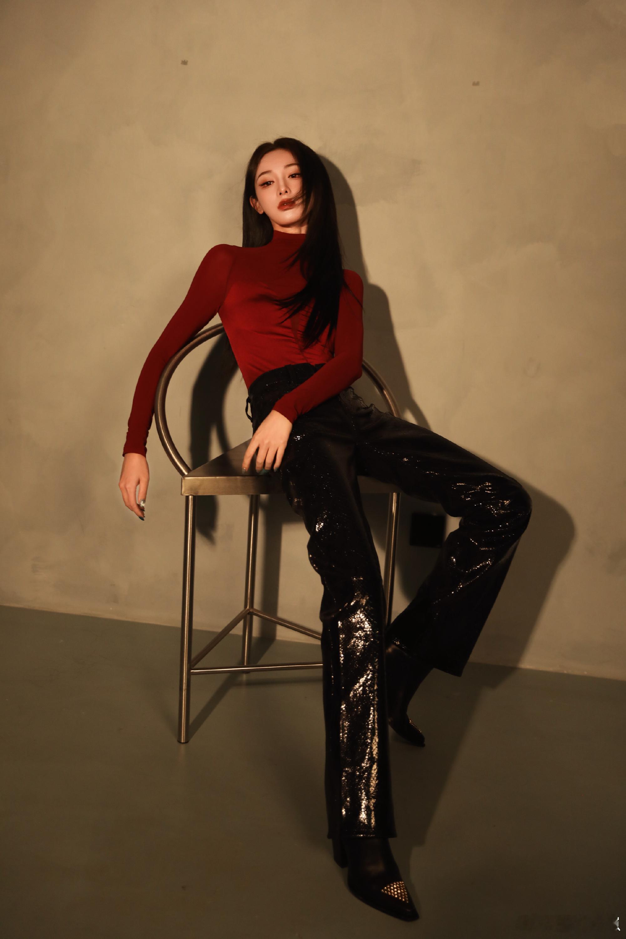 彭小苒这腰这腿这脸 彭小苒的外形真的挑不出毛病！盈盈一握的腰，笔直修长的腿，还有