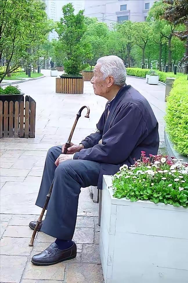 一位退休老人非常现实的忠告：如果你有退休金，还有三四十万存款，那听我一个建议：第
