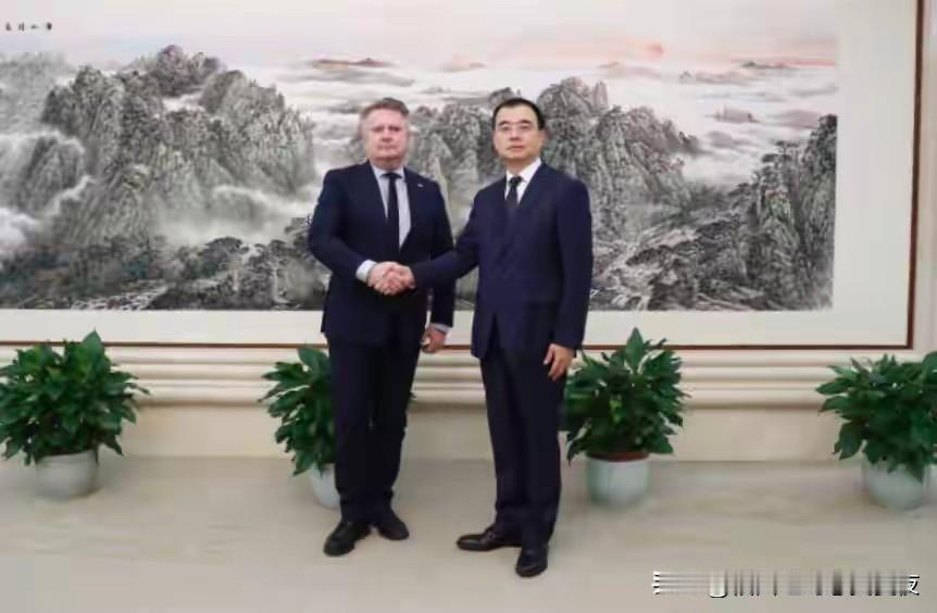 泽连斯基派人访华最后一搏，普京发表尖锐讲话！