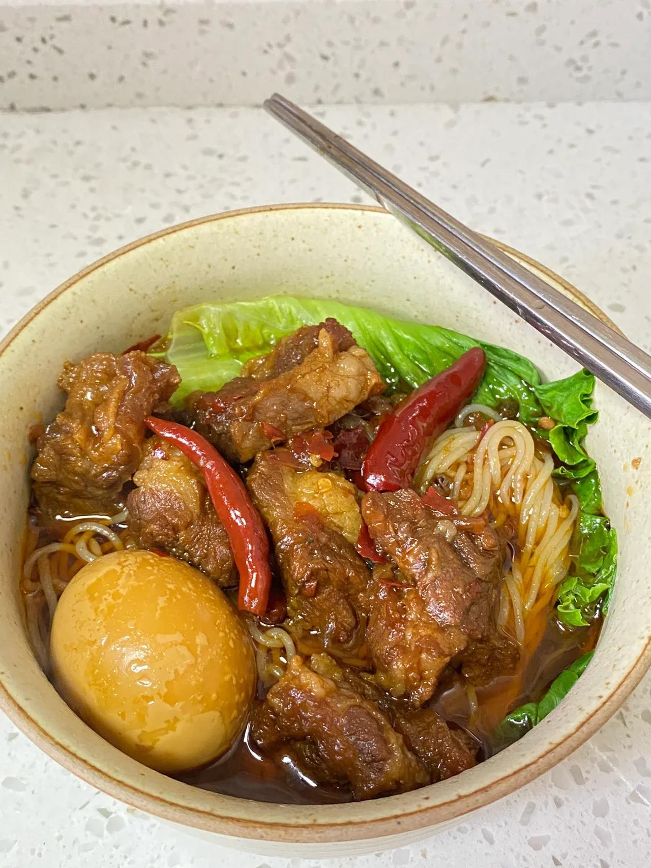 自己在家也能复刻餐馆的味道，红烧牛肉米线太好吃啦，嗦粉的快乐，牛肉软糯，超满足，