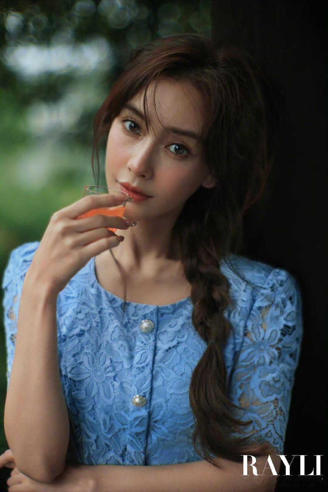 新造型下的杨颖，气质愈发出众。妆容与穿搭的巧妙呼应，让整体 look 既和谐又有
