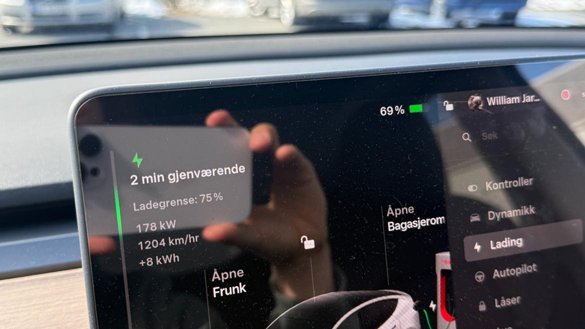 很多人可能都不知道，特斯拉其实曾推出过一批很特殊的 Model Y，搭载的不是松