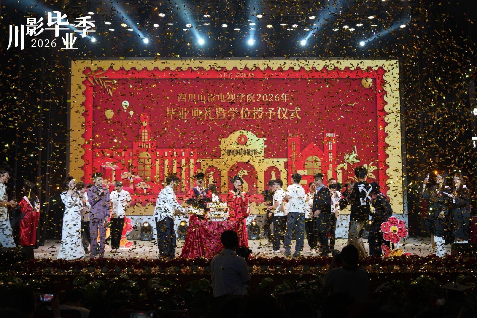 成都高校毕业曲温柔整个盛夏 川影毕业曲送你一朵小红花《送你一朵小红花》这首川影毕