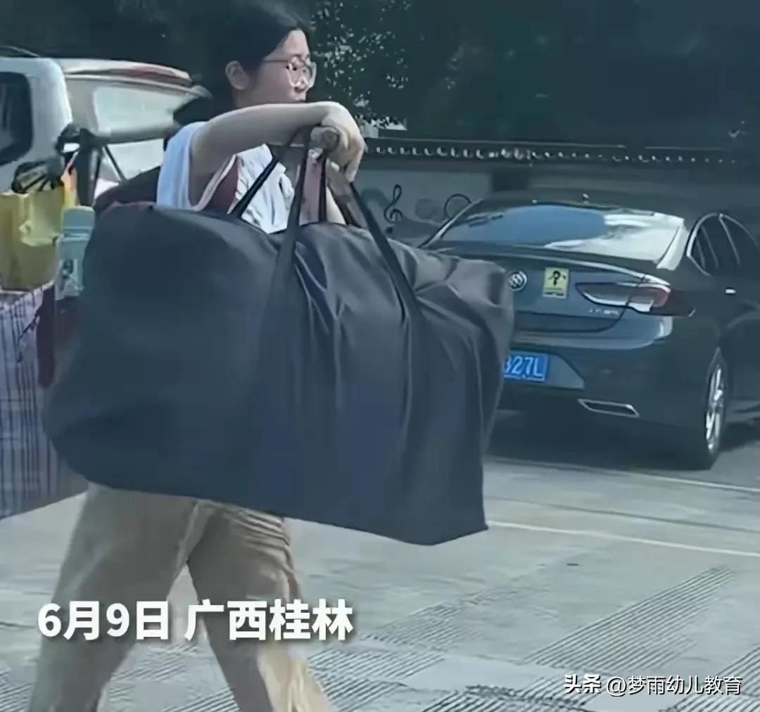 赞起来！广西女生高考完，独自挑一扁担行李回家，迈出的脚步比谁都坚定……

广西桂