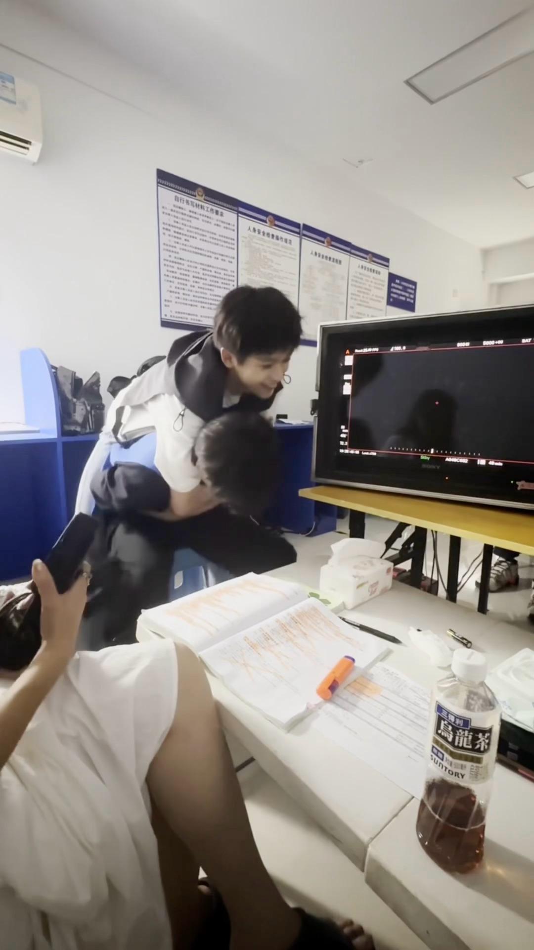 “哥哥哥哥哥，错了错了错了，错了哥错了哥！” 我还蛮嗑每次背或者抱最后都挺“轻拿