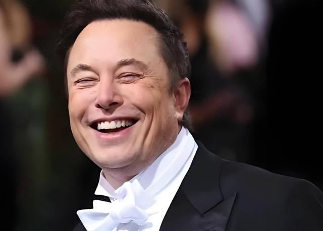 很多人笑话马斯克不懂政治，花了两亿美元支持老铁，结果最后关系破裂。现在才发现，原