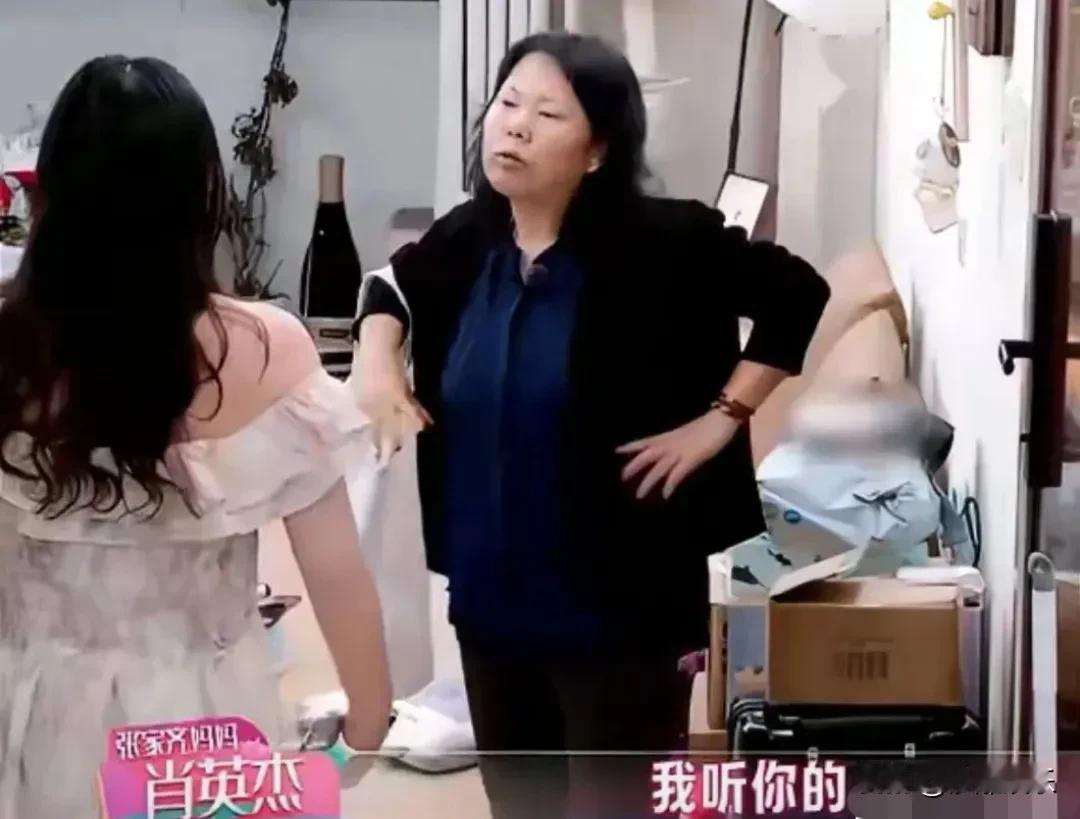 最新一期综艺节目里，奥运冠军张家齐的妈妈从北京飞到上海看女儿。
母女俩吃了顿饭，
