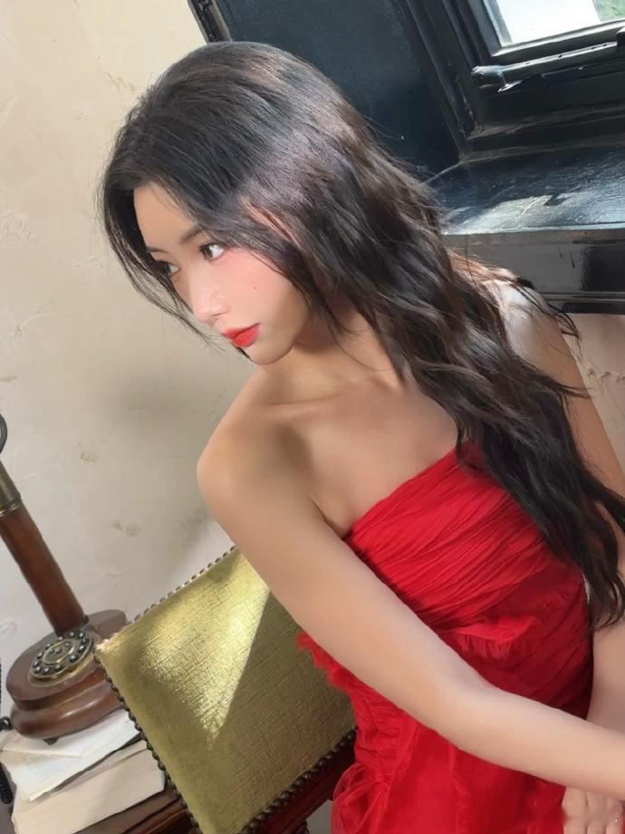 毛晓彤红裙青苹果又撩又纯  红色和绿色的视觉的碰撞感，真的是感受到独一无二的美，