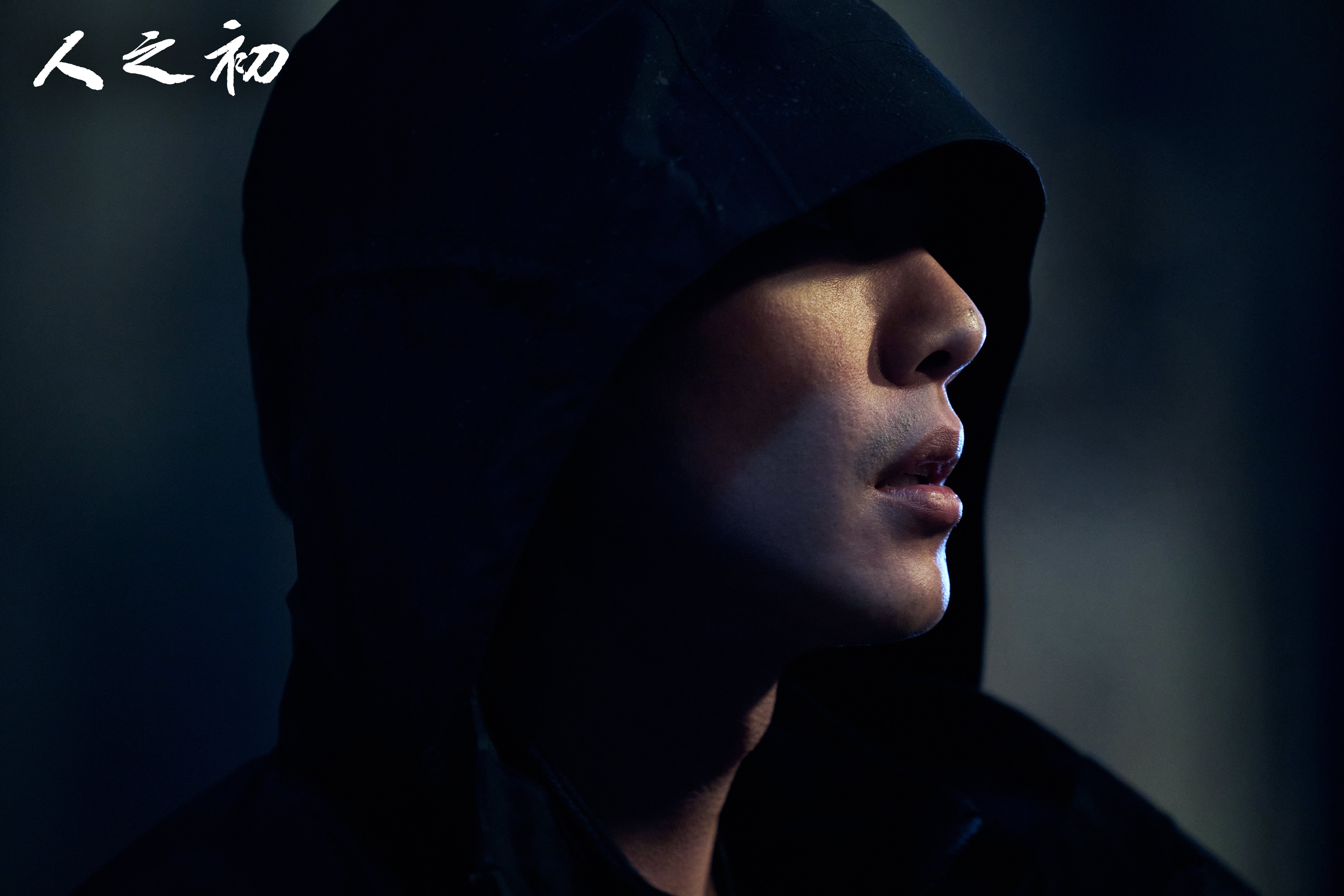 我盲猜《人之初》的大底是吴飞飞的养父吴国豪和浇筑了那个金狮子雕像（埋着高风生母）