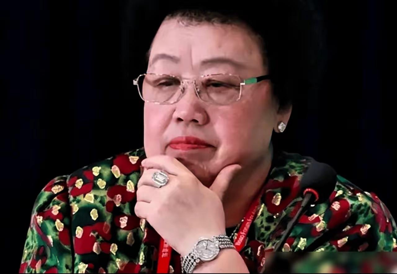 陈丽华女士难道不是姓陈吗？
女企业家陈丽华因病去世 
紫檀女王陈丽华 
陈丽我的