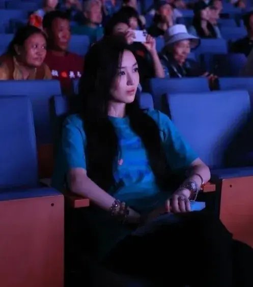 李亚鹏父女罕见同框！李嫣回国近照大变样，五官精致气质好像王菲，她跟窦靖童一样有一