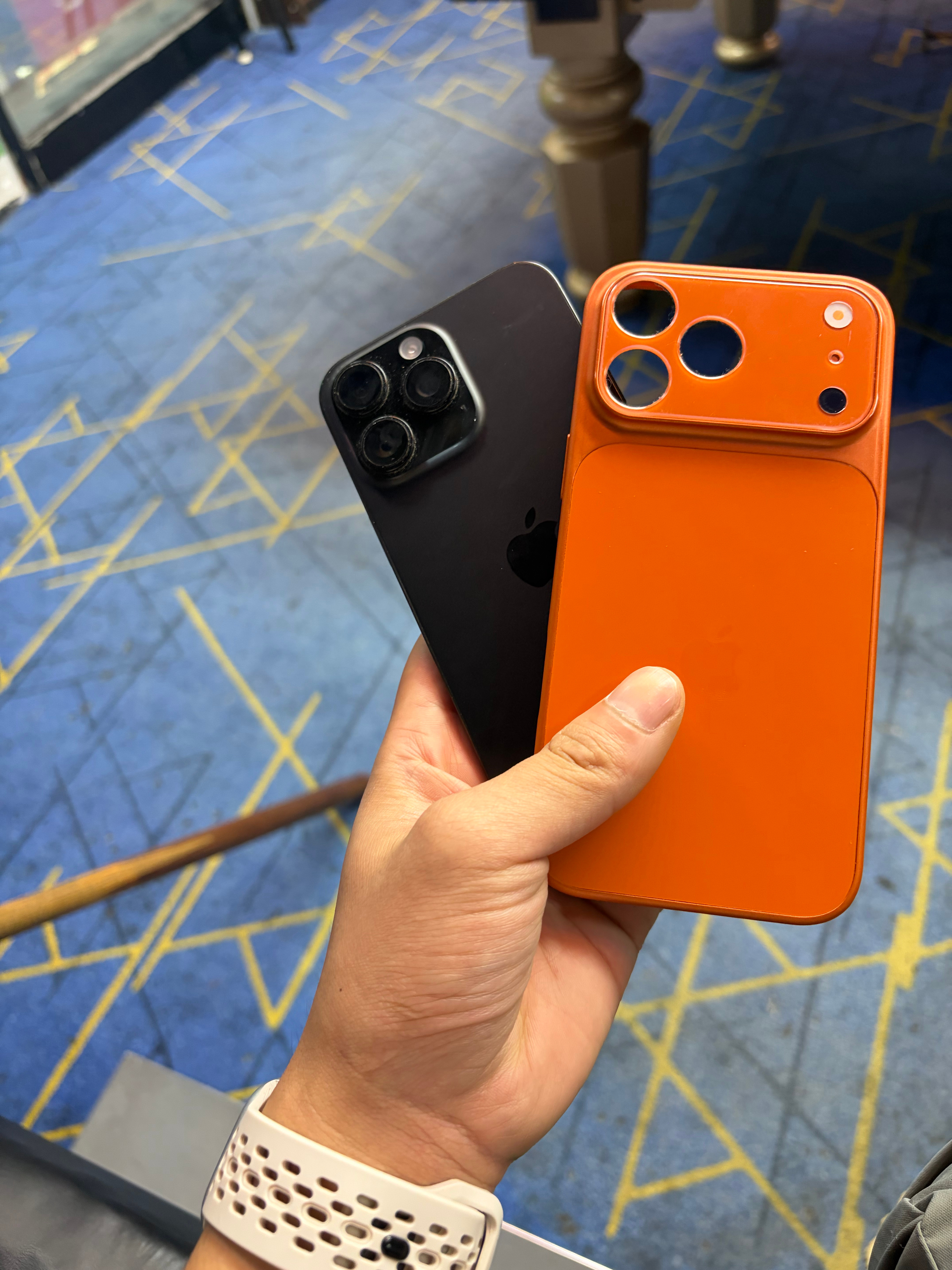 朋友的iPhone 16ProMAX改成17pm，闪光灯都用不了哈哈哈哈哈哈哈 