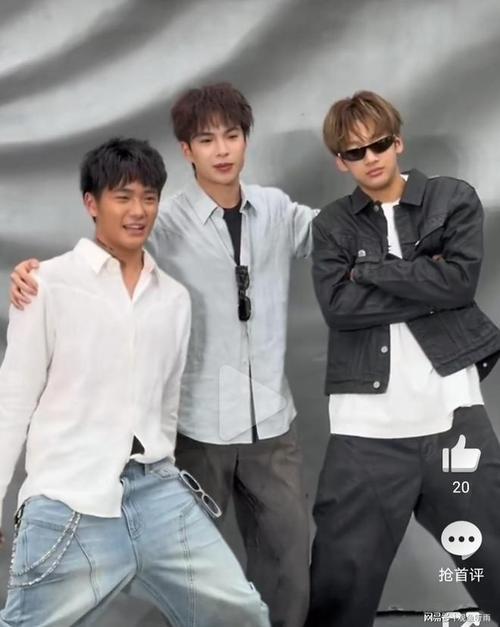 近日，王元也、邹明轩、Joe三位星二代同台出席时尚活动，难得同框引发热议。三人都