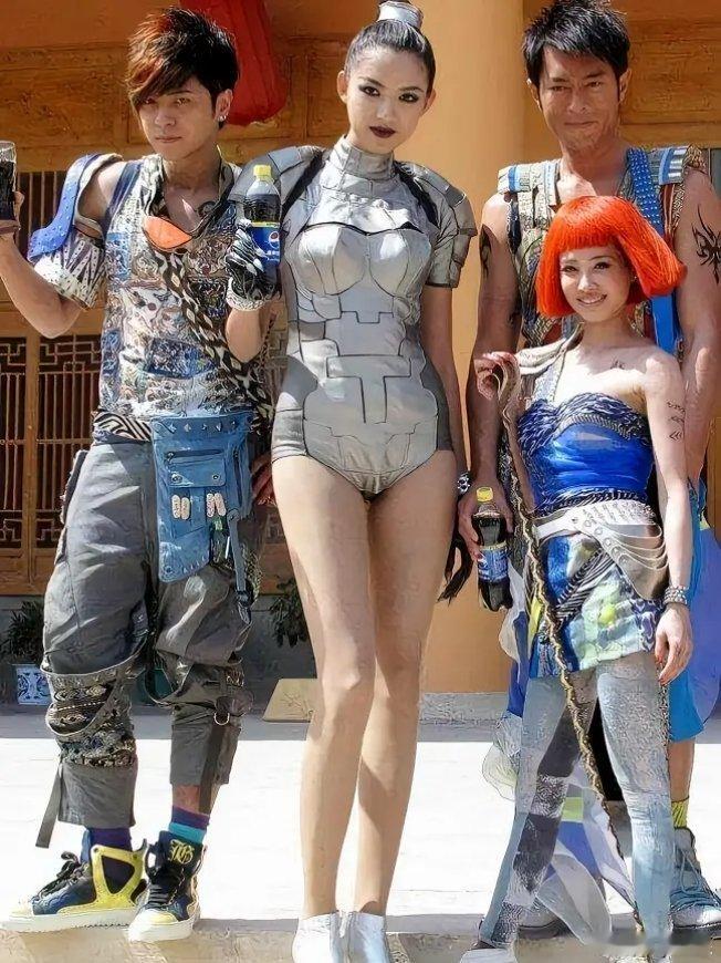 蔡依林的脖子下面真的全是张梓琳的腿！[允悲][允悲]万年平底鞋，身高不掺水。  