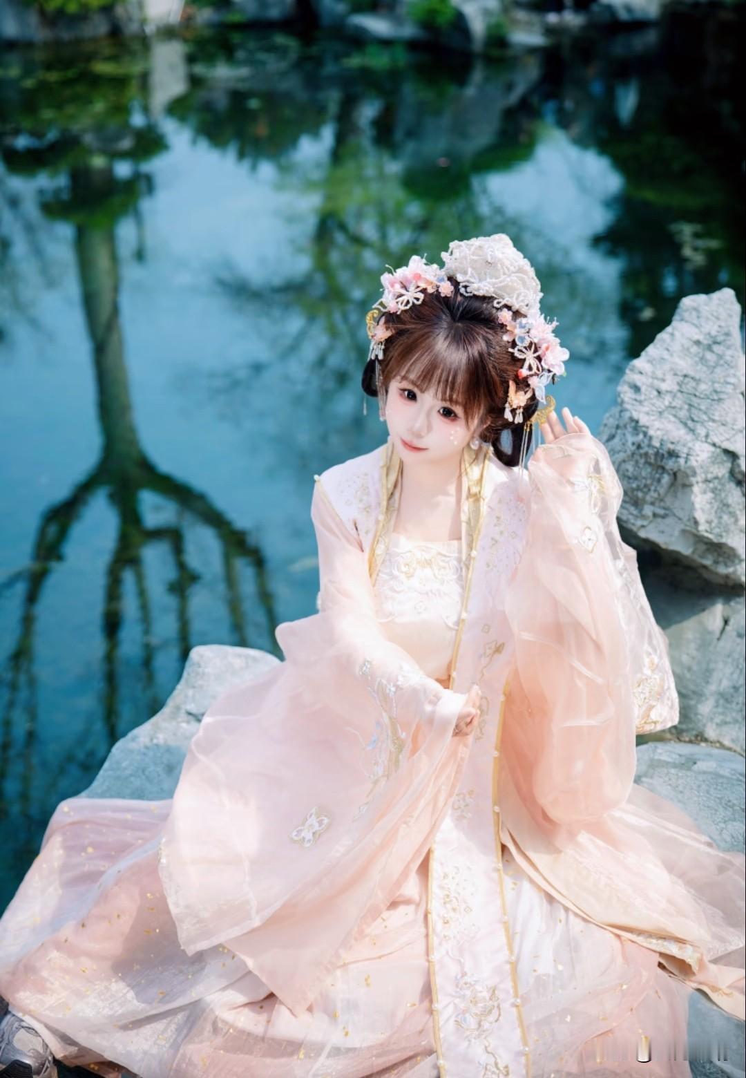 误入古风庭院，穿粉金汉服的少女，像从画里走出来一样