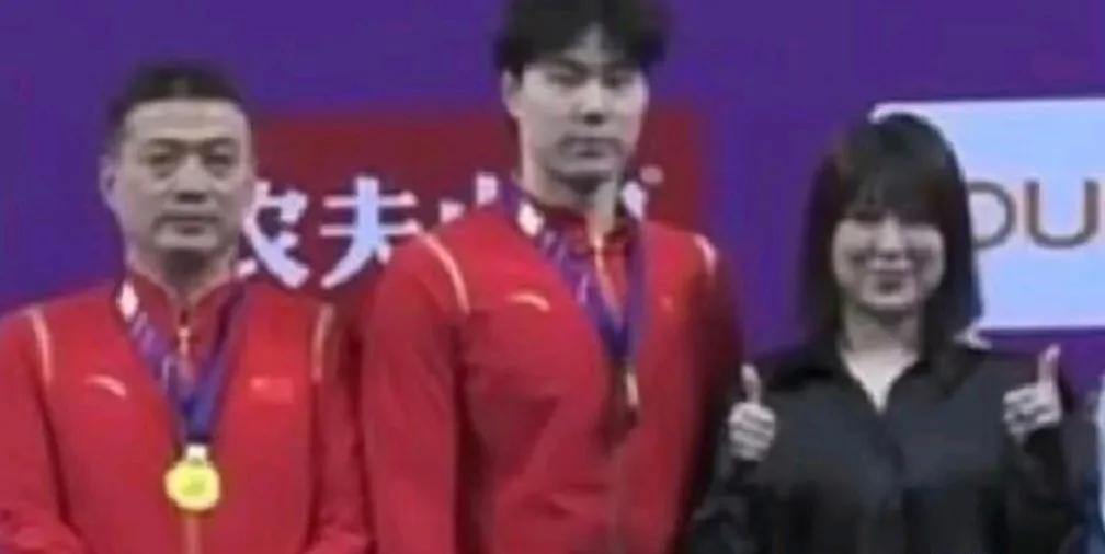 覃海洋成就蛙王，他的未婚妻也随之浮出水面！100米蛙夺冠后，覃海洋官宣了未婚妻。