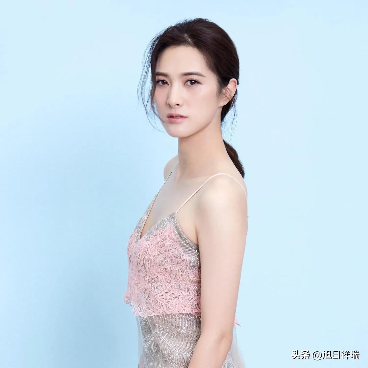 曾和靳东爱的死去活来，却被父亲“棒打鸳鸯”，转身嫁给父亲看准的女婿，20多年后她
