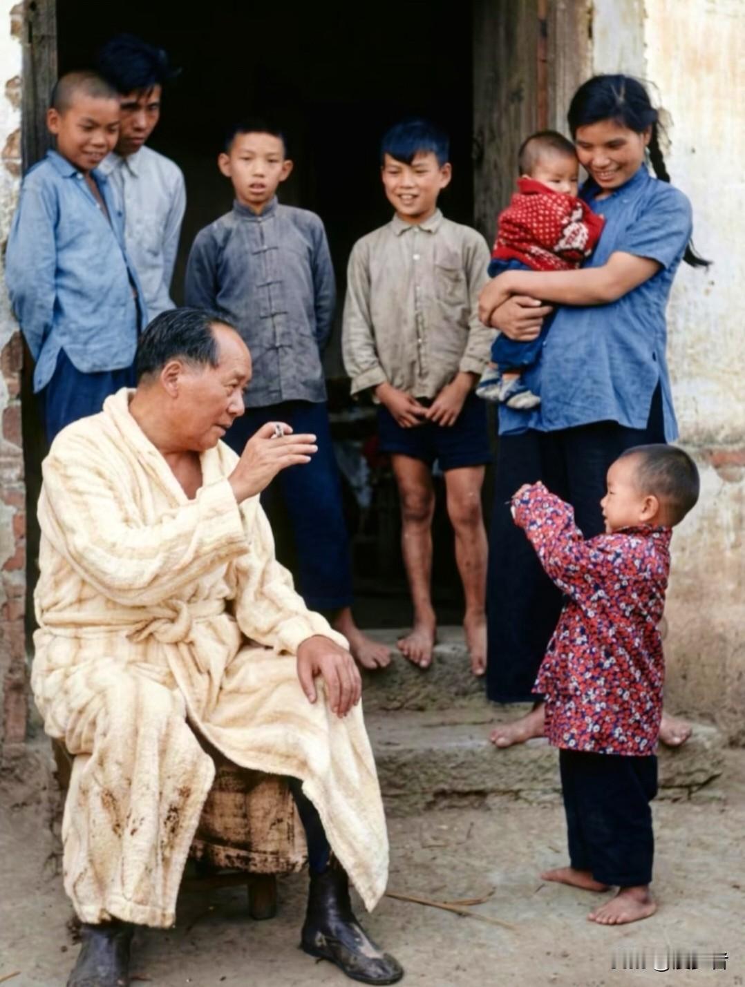 1959年6月24日，刚刚畅游湘江的毛主席在岸上与当地群众亲切交流。

让人眼前