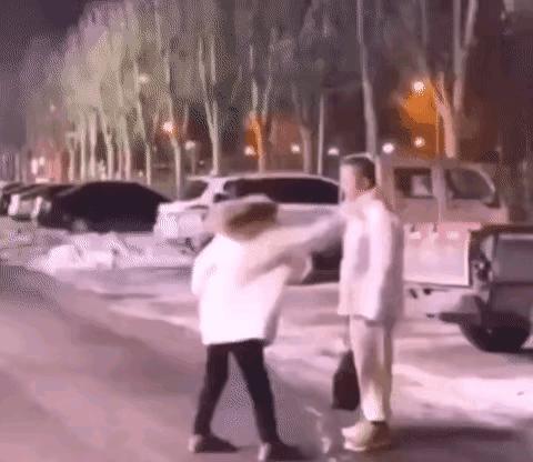 这才有男人的样，最看不起的男人就是打老婆的男人，打女人的男人，哪怕他再有钱，哪怕