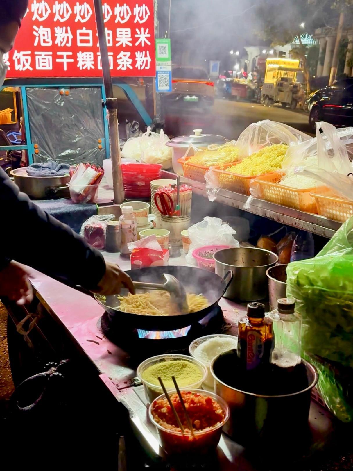 又是金康路！怎么这么多吃的[抓狂][抓狂]红油卤味/街边炖罐/炒粉摊啥粉都有满满