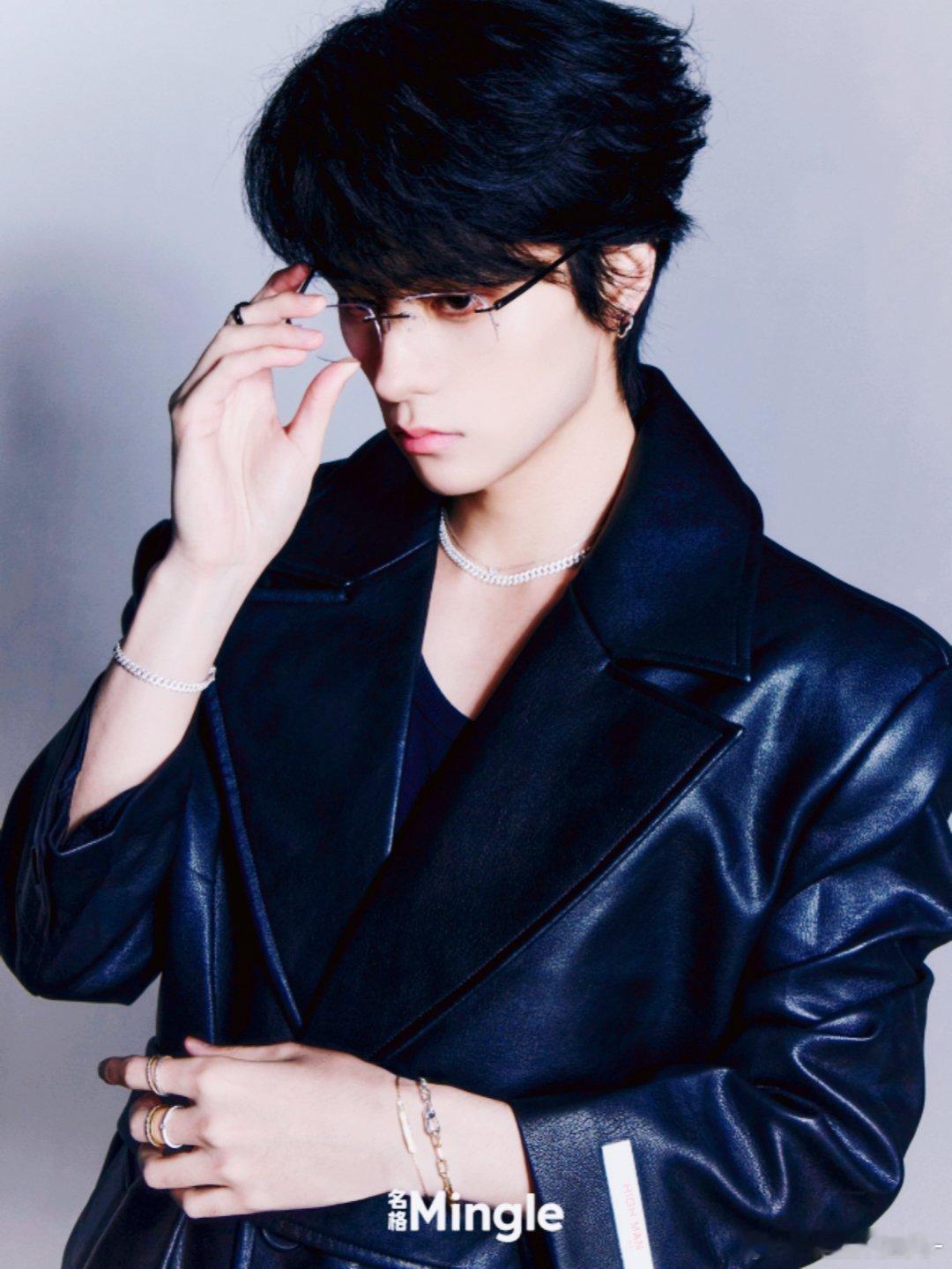 邓孝慈把铁丝做的王冠戴头上 邓孝慈拜托以后请多尝试这种风格的造型，好吗，给造型师