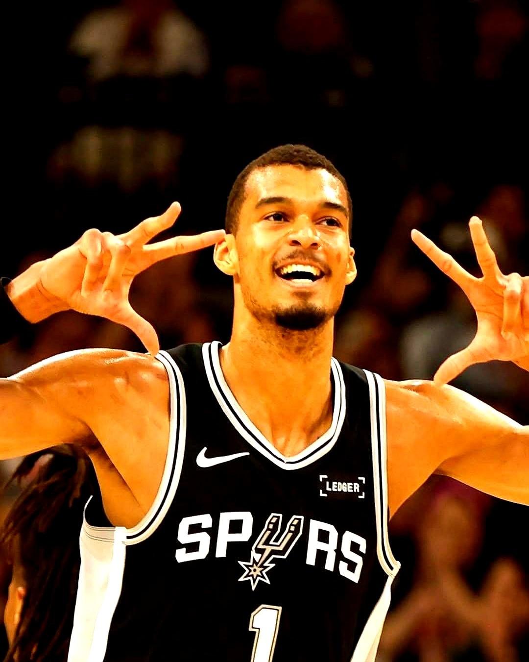 马刺这操作，真让人看不懂又看懂了！

刚打勇士狂砍41分18板，扭头就轮休！今天