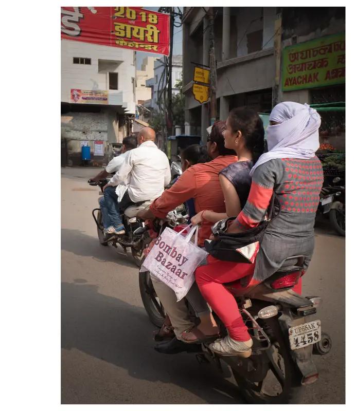 印度阅兵女子摩托车方阵表演叠罗汉，这操作真的绝了！在别的国家阅兵里，更多是展示武