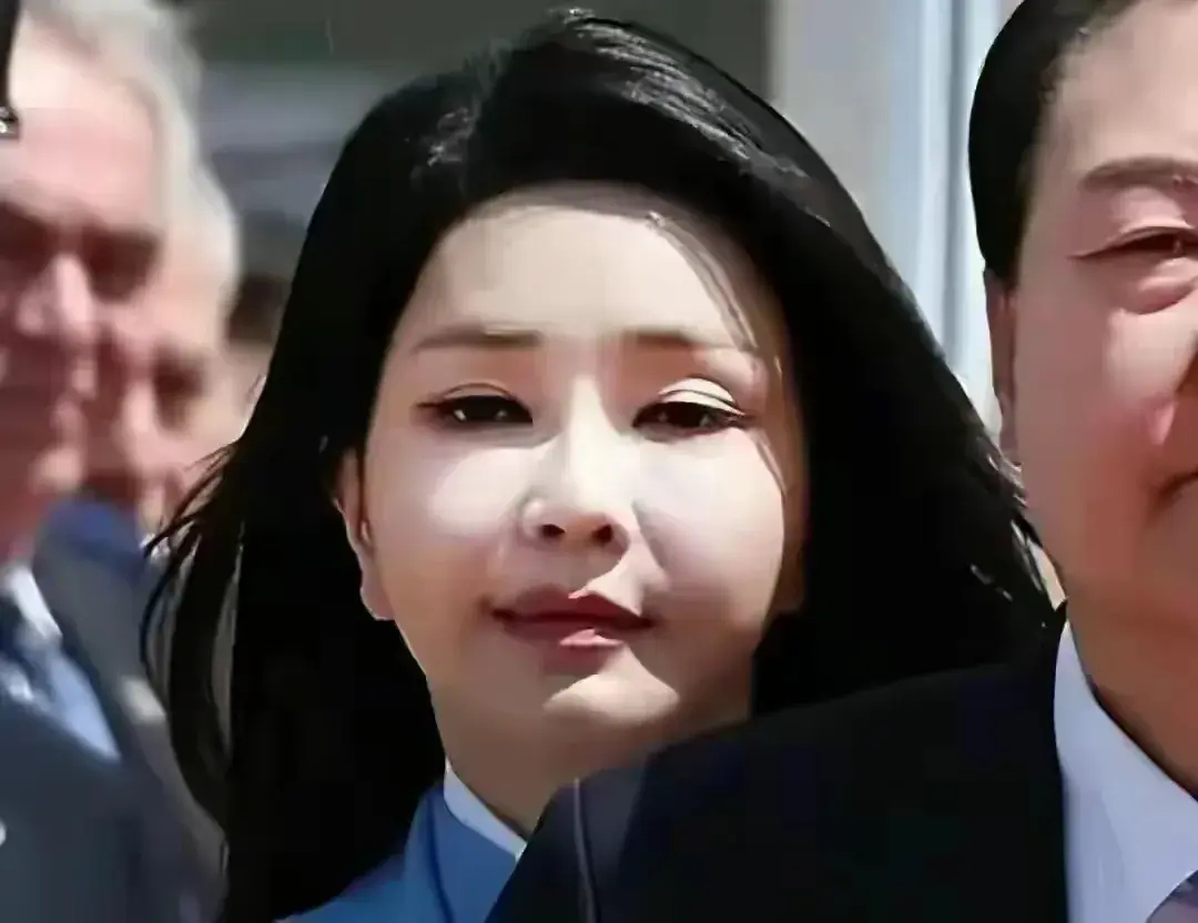 这位韩国的第一夫人金建希啊，有着一张明显经过医美打造的面容，看上去有些怪异，仔细