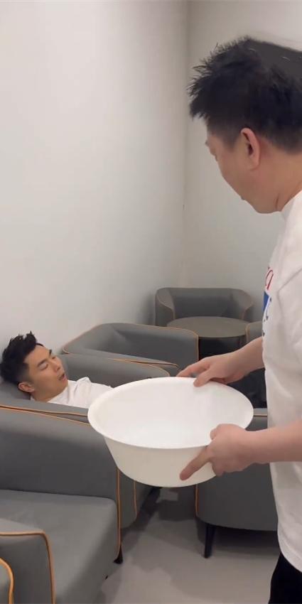 德云社队长后台大乱斗，张九南被泼一身水，张鹤伦被放狠话威胁！德云社十队队长分享了