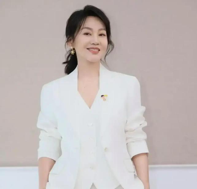 2004年，闫妮的丈夫邹伟提出离婚，闫妮不肯离，她觉得孩子还小，邹伟说：“20万