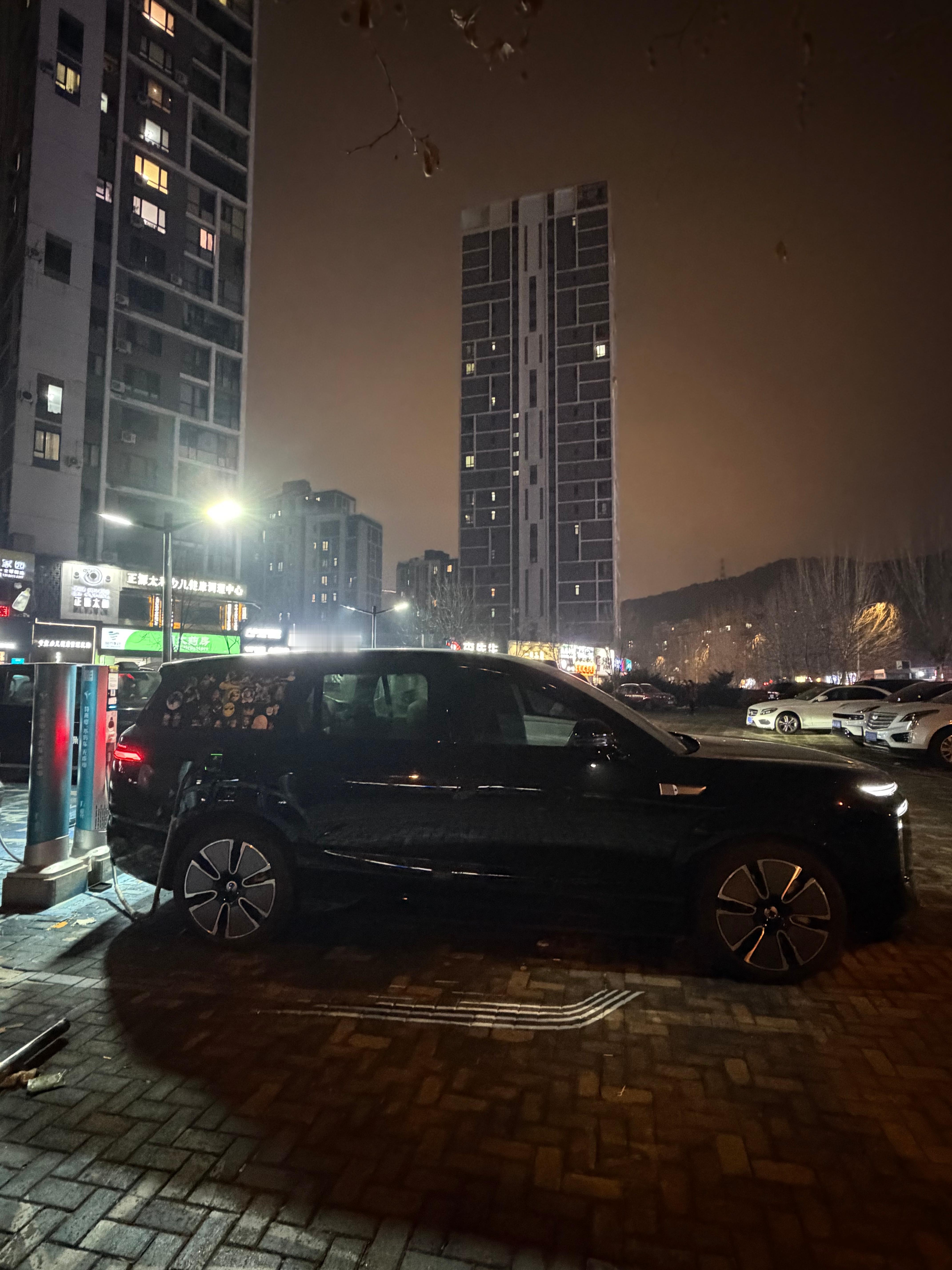 腾势也 1000 多公里了车很好，机械素质精良就是....总感觉没那么时尚