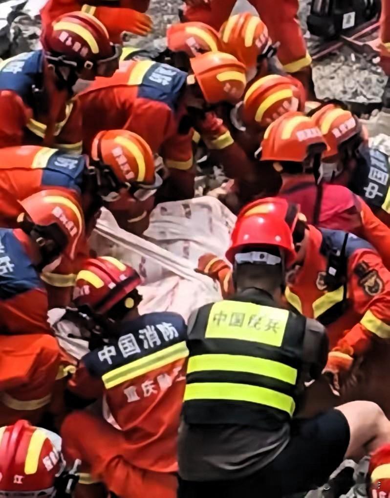 揪心！
折返救人被困废墟，彭水失联00后网格员龚宝冬父母，守在现场崩溃
龚宝冬，