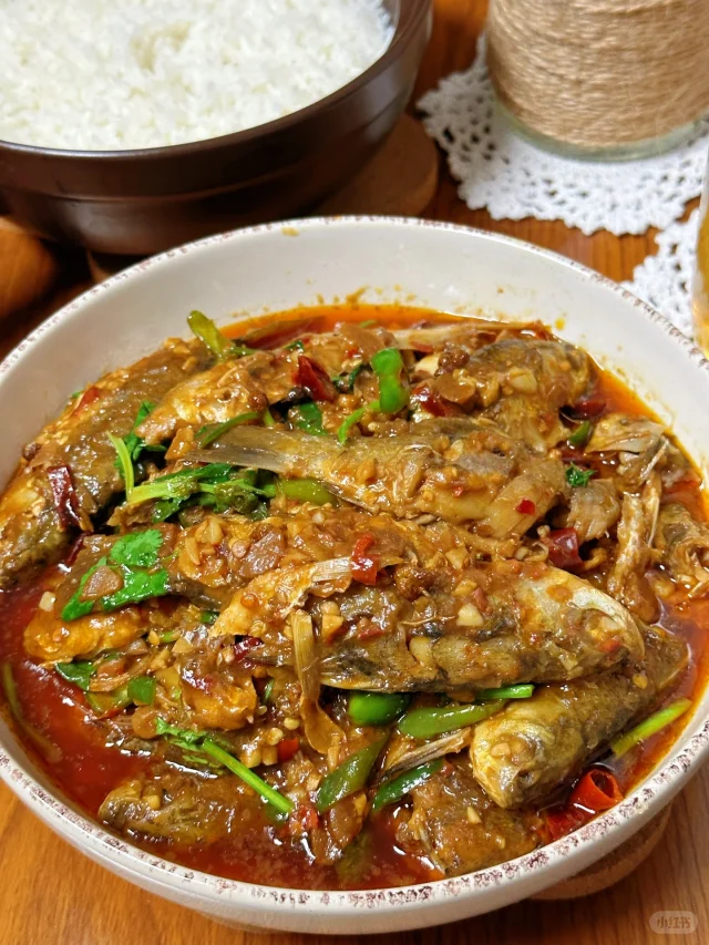 香辣开胃又下饭的红烧小鲫鱼做法