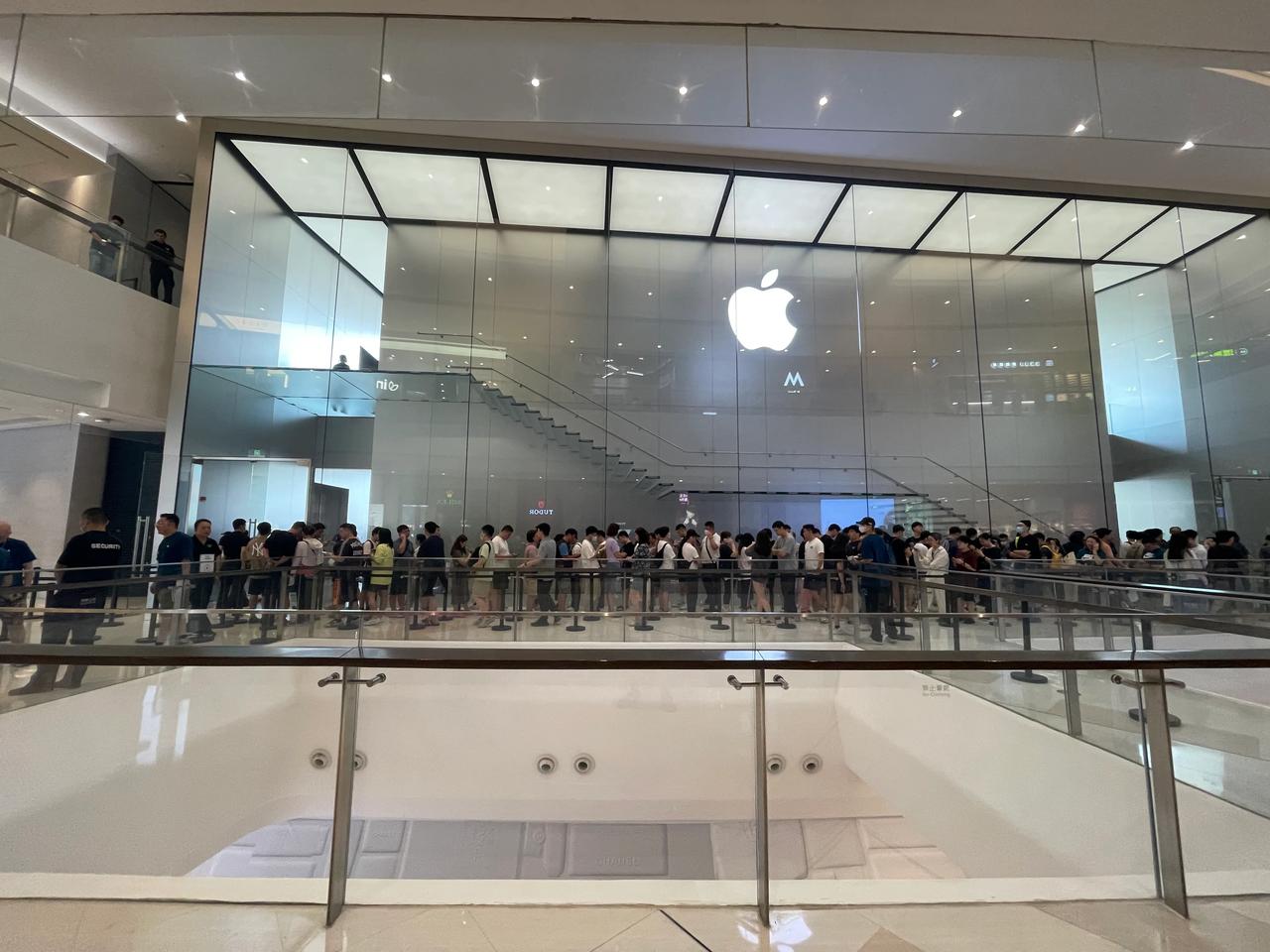 图1图2这两天的苹果AppleStore直营店，图3华为线下店。

论人气确实这
