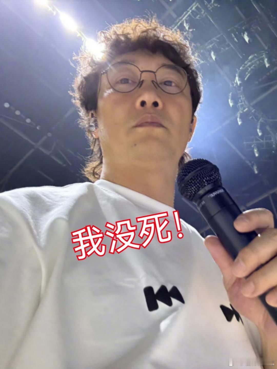 陈奕迅露面，有网友发出遇到陈奕迅的消息，当天陈奕迅穿白T恤，戴墨镜。向粉丝招手问