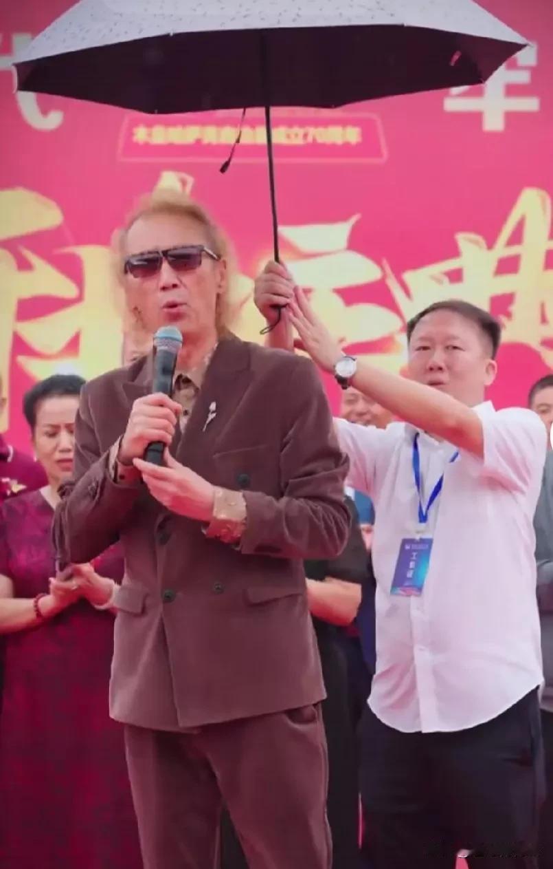 狼戈！
现年61岁
新疆人
网络歌者
《苹果香》原唱！