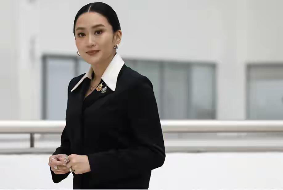 泰国前总理、美丽的佩通坦妹妹，又步了姑姑英拉的后尘，不仅没保住总理的位子，坦今天