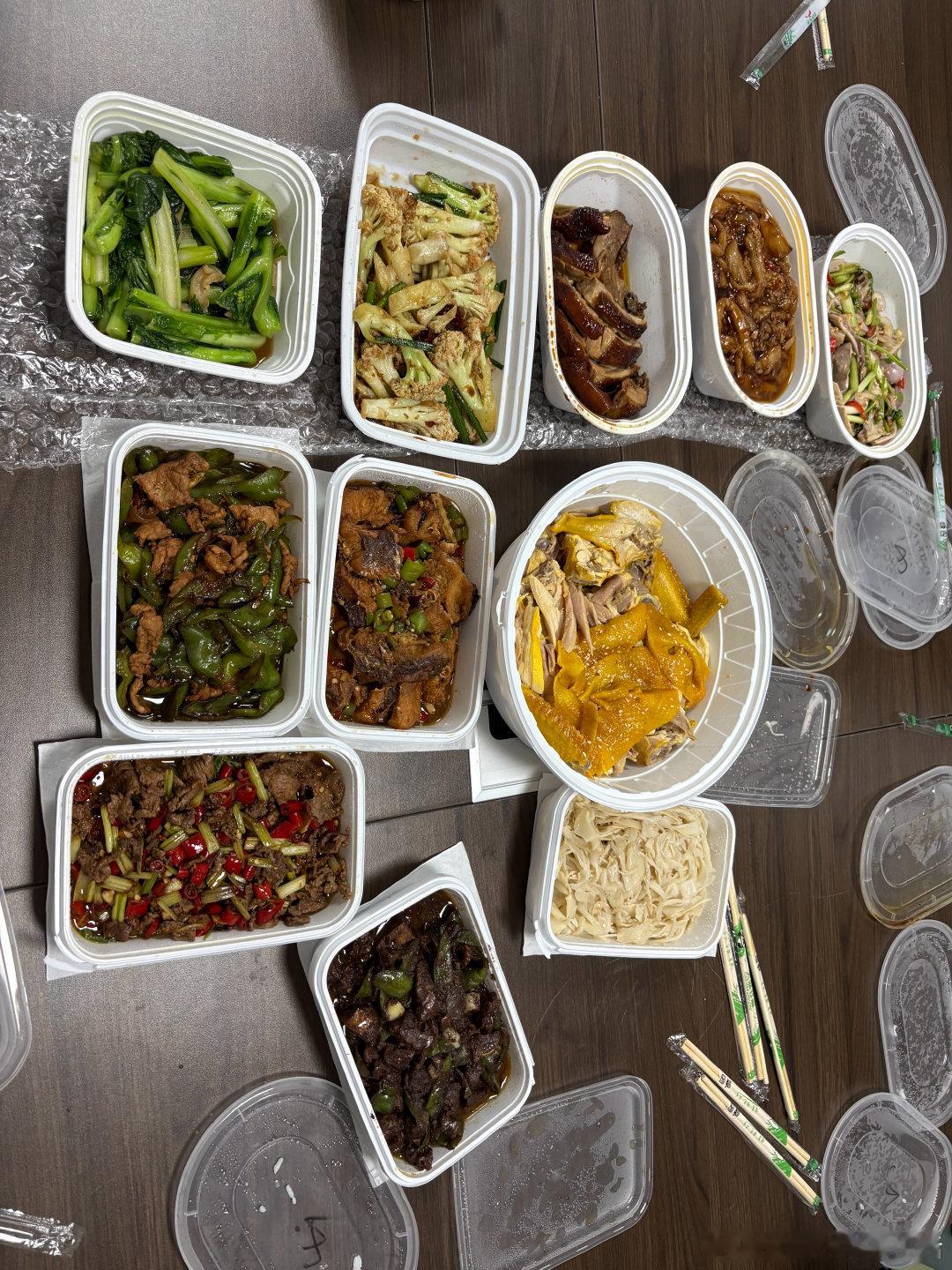 聚餐，太热了，点回办公室吃也没仔细数，结果搞了个11个菜马大哈本哈就是我 