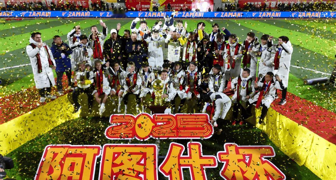 阿图什杯是新疆人自己的世界杯，
和田队胜利瞬间，
赛场内外的所有球迷都在欢呼。