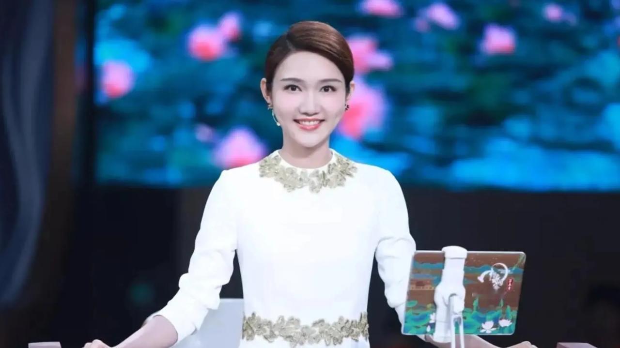 龙洋是现在的央视一姐。有些人对她很失望，认为她没有董卿那样诗书才气光彩照人的掌控