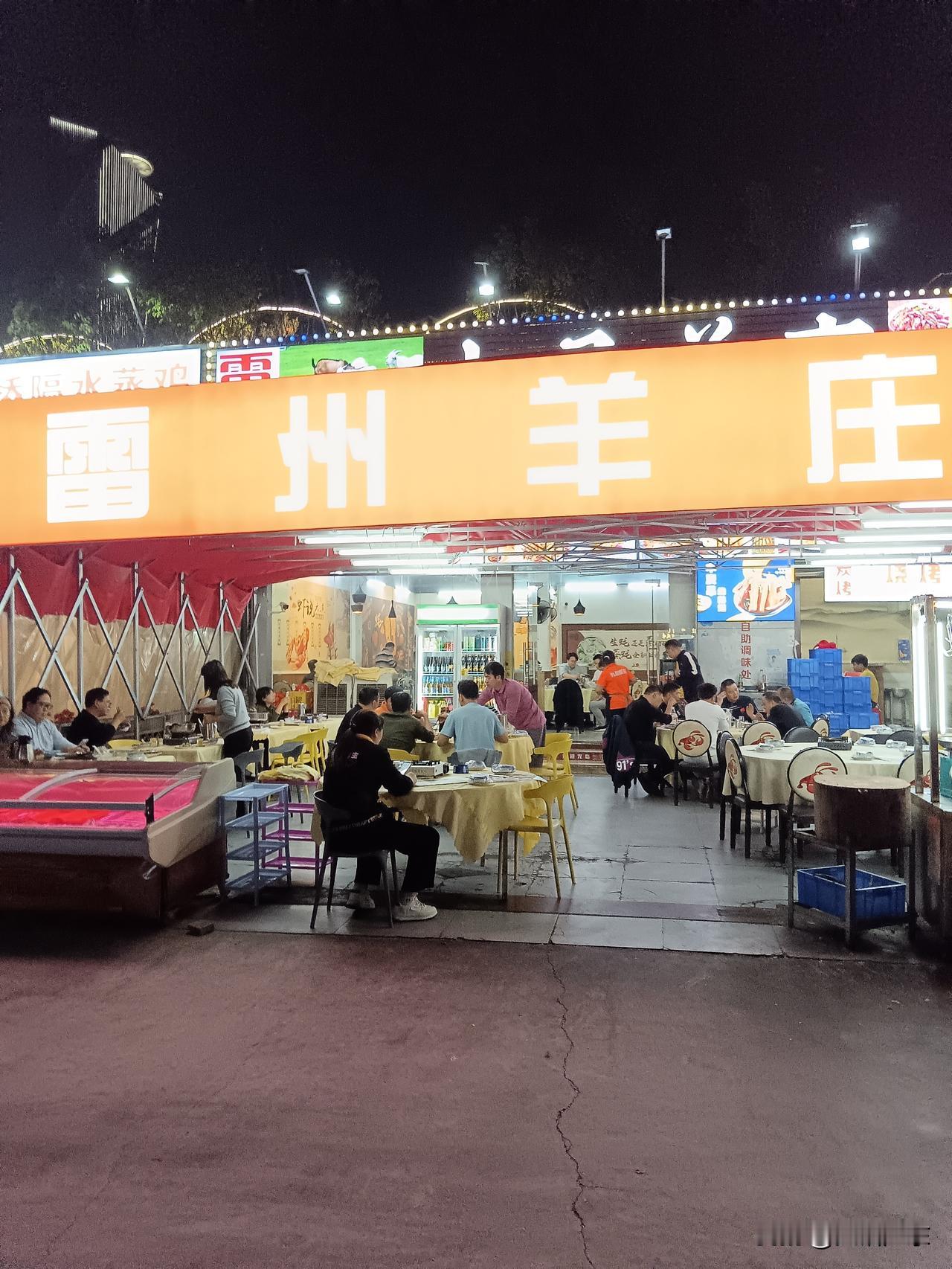 湛江人在外做生意，除了湛江生蚝，湛江鸡，还有一道湛江的知名美食，即雷州羊庄。
