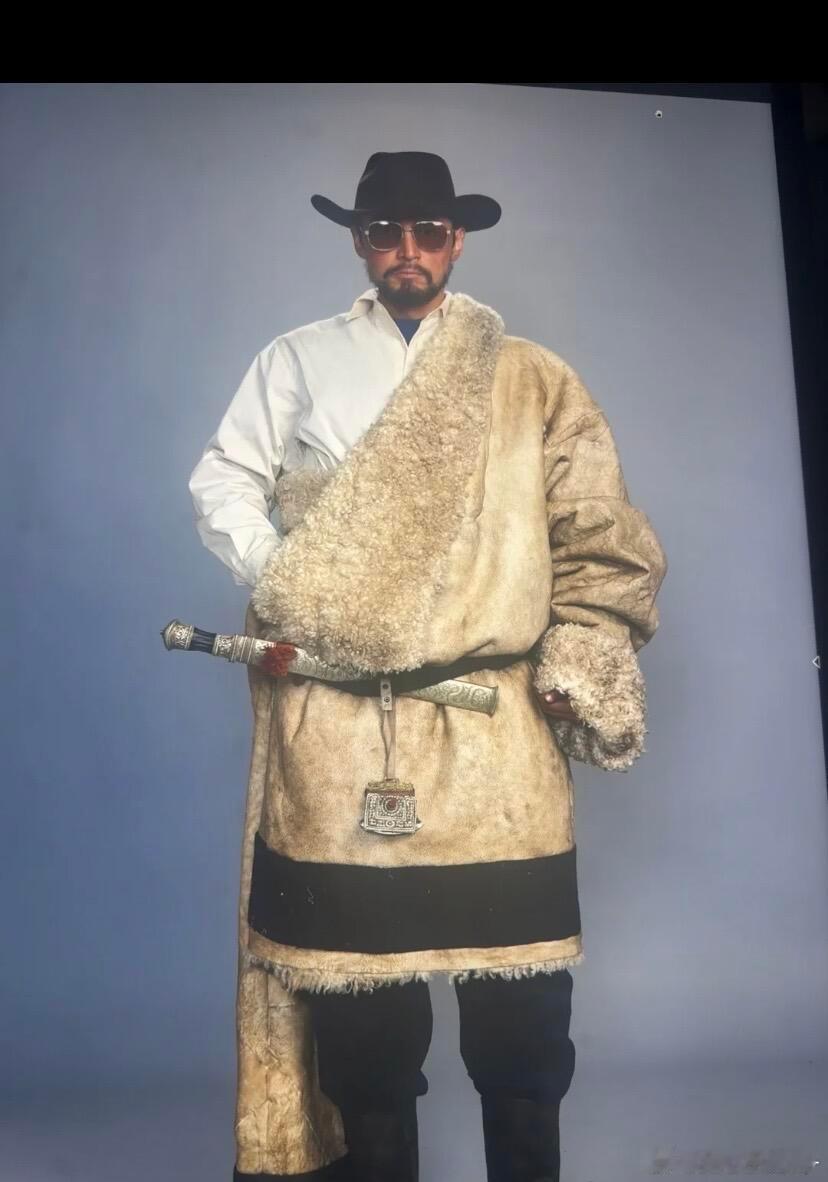 胡歌多杰定妆照 