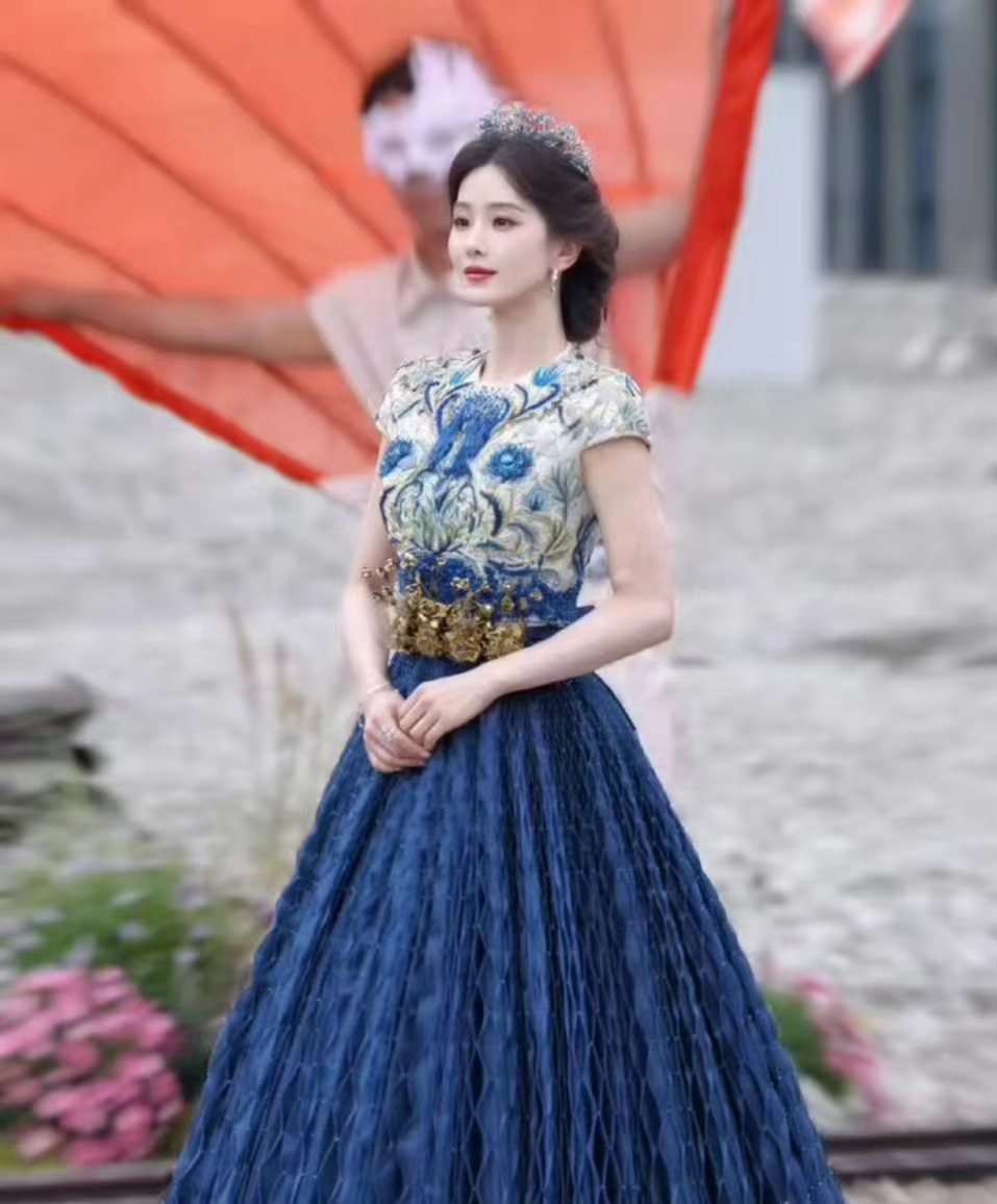 刘诗诗又在撩妹刘诗诗温柔中透着苏感，简直是撩妹高手。一举一动散发独特魅力，谁见了