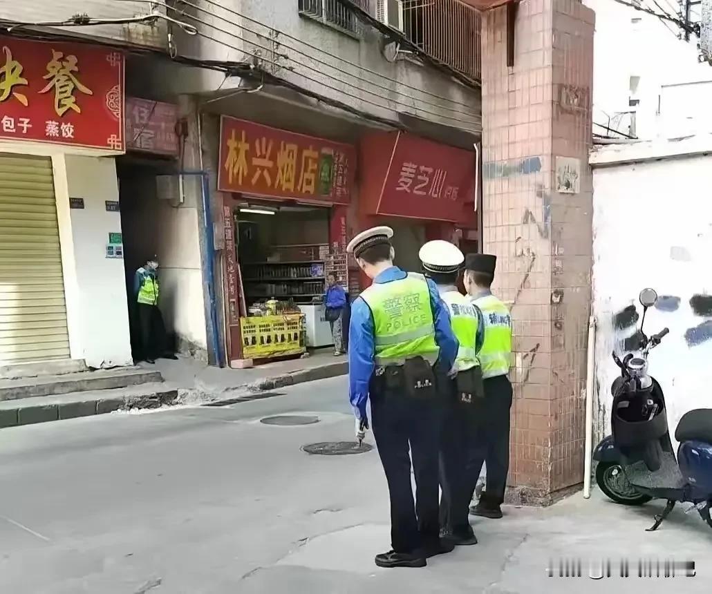 其实抓骑摩托车不戴头盔，
完全可以大大方方的去查，
没必要偷偷摸摸的，
大家说是