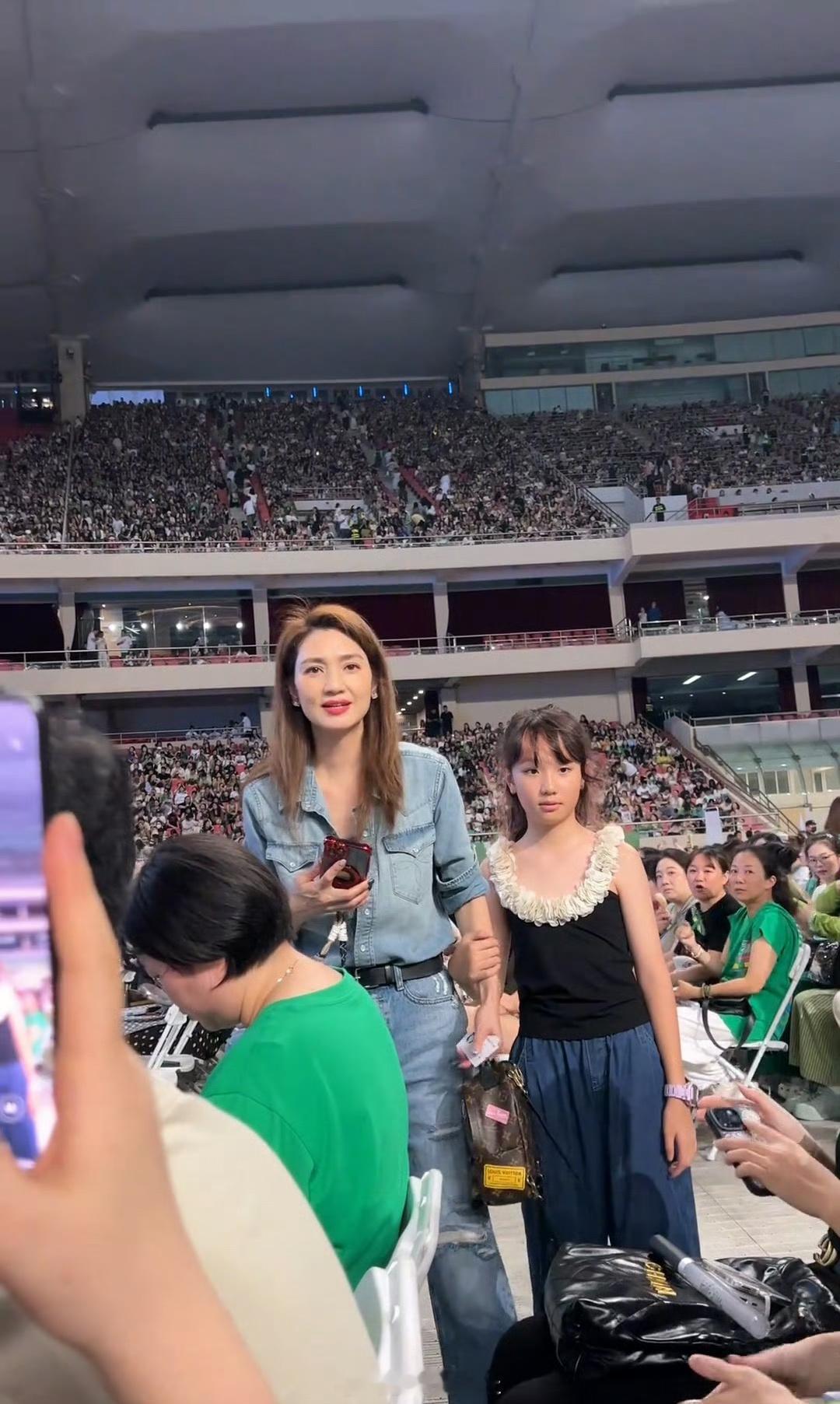 #洪欣带女儿追星王一博#没想到洪欣女儿也是王一博粉丝啊！ #偶遇洪欣带女儿看乐华