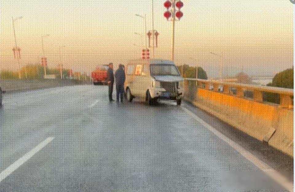 安徽芜湖多车连撞，涉事司机：地面全是冰，刹不住车，环卫公司夜间曾洒水进行道路清理