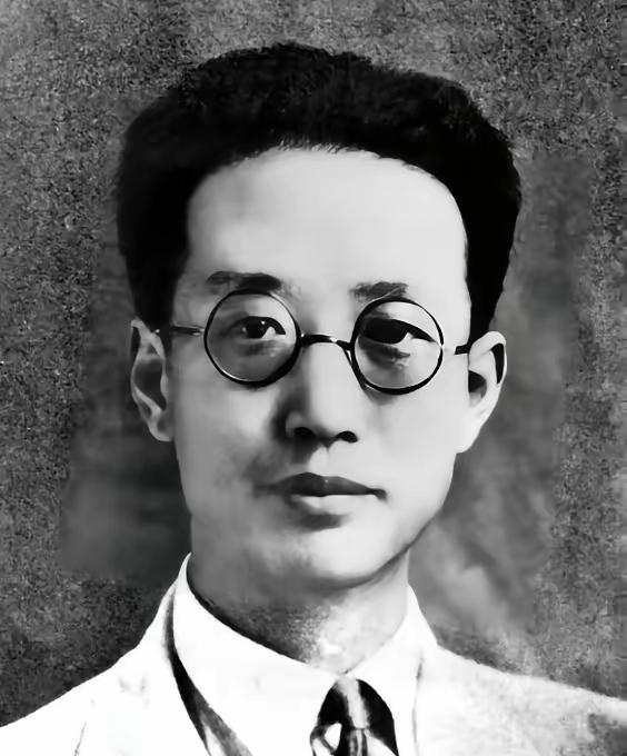 一同参观瞿秋白纪念馆，朋友问道：“瞿秋白相当于什么地位？”淡然一笑：“他是党内极