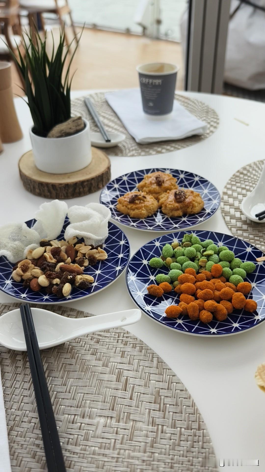 莱茵河之旅（十一）——船上下午茶
乘河轮游玩，船停去岸上玩，船开在船上玩。
这是